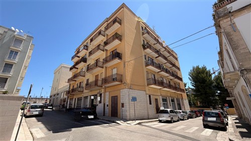 Centrale Appartamento di 3 Vani Oltre Acc. e Con Box Auto.